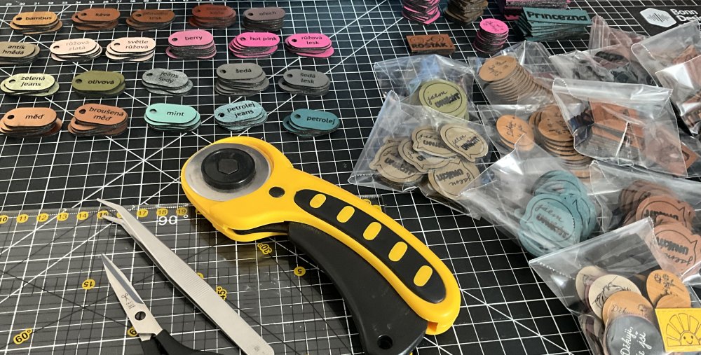 Výroba koženkových štítků s vlastním logem - na míru přesně pro Vaše projekty