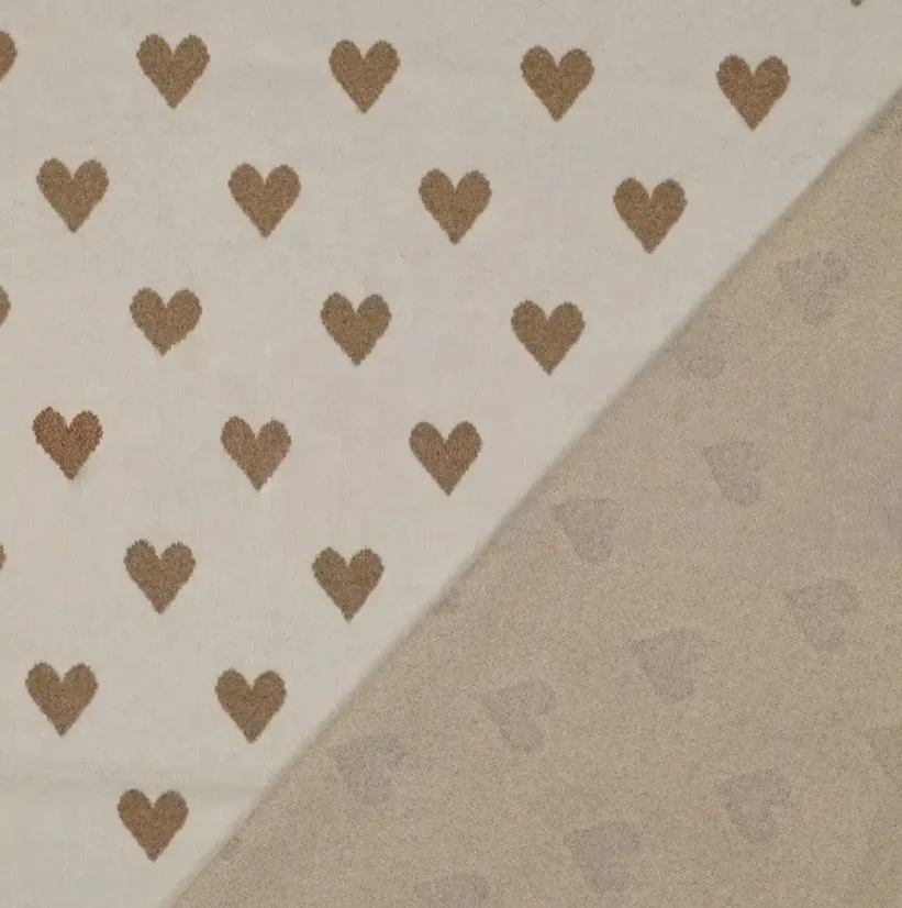 Detail struktury svetroviny s lesklými srdíčky