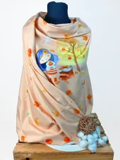 Panel z meruňkové teplákoviny s akvarelovou holčičkou sbírající jablíčka pod stromem, vystavený na krejčovské panně.