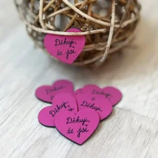 Koženkový štítek ve tvaru srdce s nápisem Děkuji, že jsi – růžová barva hot pink, elegantní gravírování, ideální pro handmade dárky a osobní projekty.