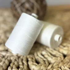 Bílá stehovací nit Hagal – polyesterová pomocná nit pro ruční i strojové stehování, návin 1000 m. Bílá stehovací nit Hagal – polyesterová pomocná nit pro ruční i strojové stehování, návin 1000 m.