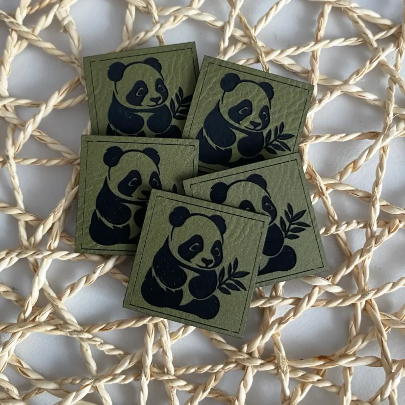 Koženkové štítky s pandou – čtvercový tvar 3×3 cm, zelená barva, laserový potisk na handmade oblečení a doplňky