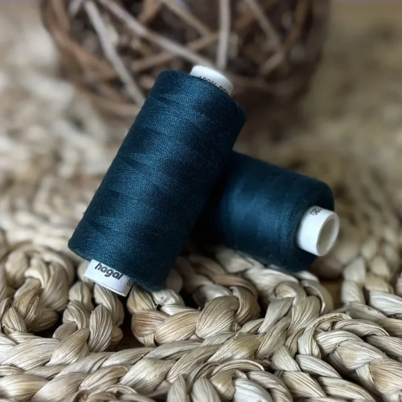 Univerzální polyesterová nit Hagal Unipoly v návinu 500m, piniová zeleň