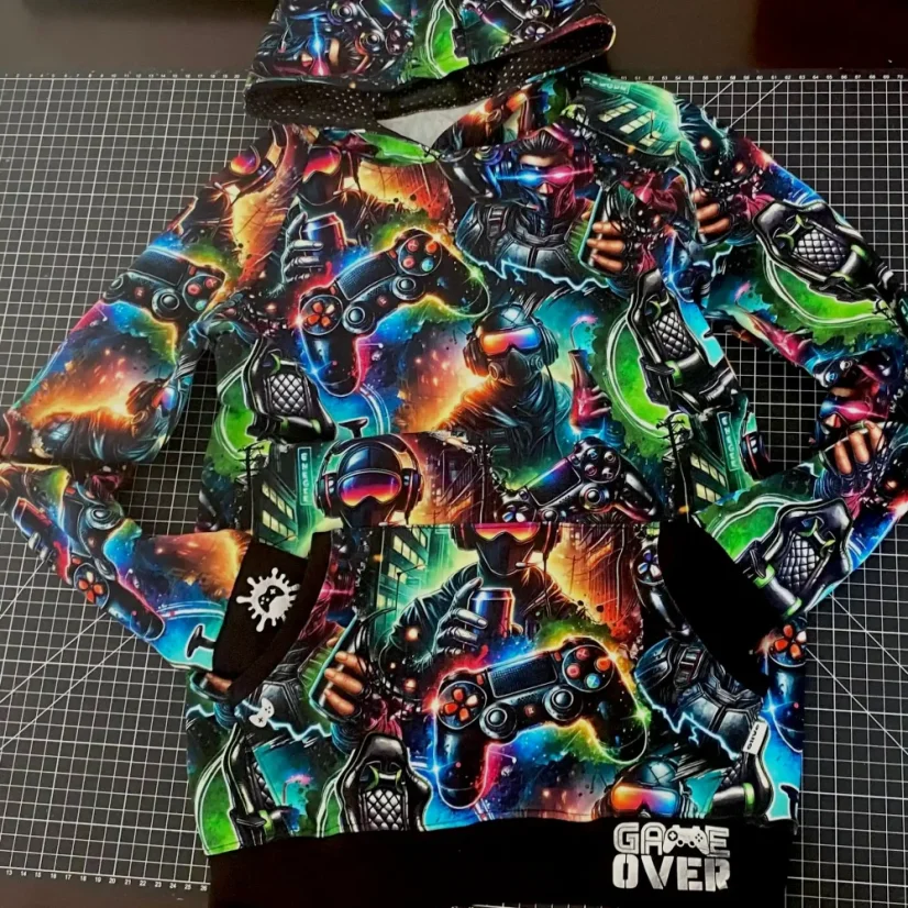 Nepočesaná teplákovina s hráčským motivem Gamer