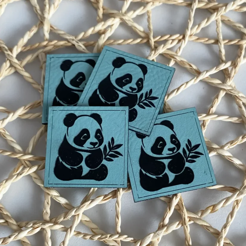 Koženkové štítky s pandou – čtvercový tvar 3×3 cm, mint barva, laserový potisk na handmade oblečení a doplňky