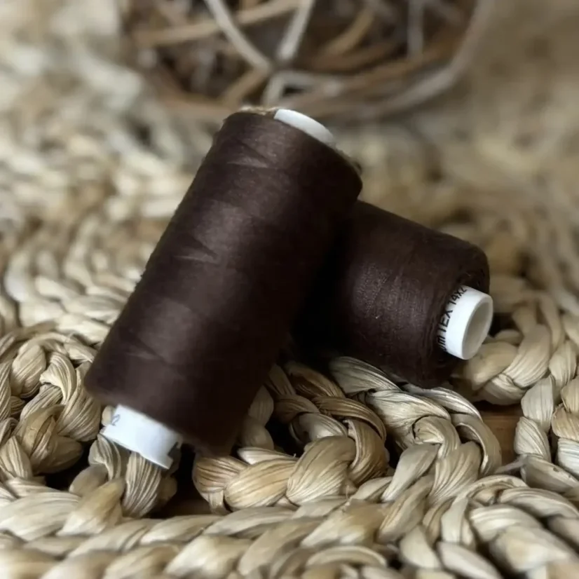 Univerzální polyesterová nit Hagal Unipoly v návinu 500m, čokoládová