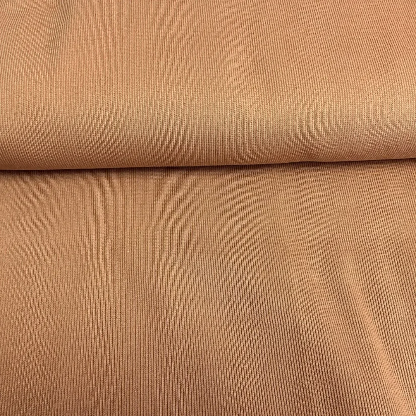 Detail žebrovaného nápletu v odstínu mocha mousse, pružný kávově béžový náplet v metráži vhodný na lemy mikin, pasy tepláků, rukávy a dětské oblečení.