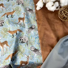 Letní pružný softshell s lesními zvířátky na světle modrém pozadí