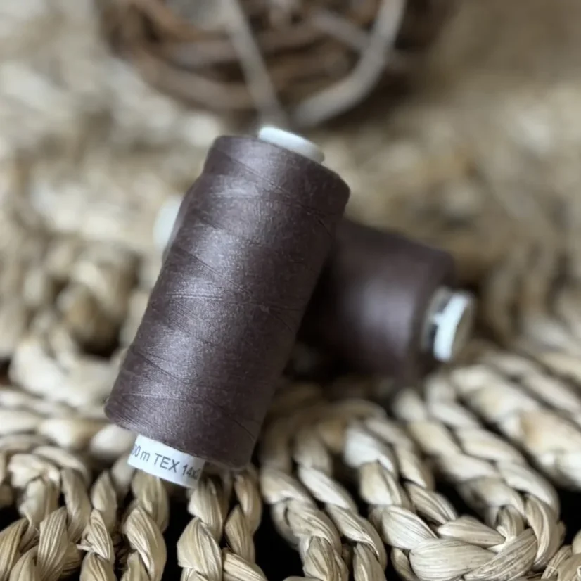 Univerzální polyesterová nit Hagal Unipoly v návinu 500m, hnědošedá