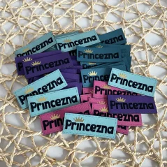Koženkové štítky s nápisem Princezna a zlatou korunkou z vinylu v různých barvách Koženkové štítky s nápisem Princezna a zlatou korunkou z vinylu v různých barvách