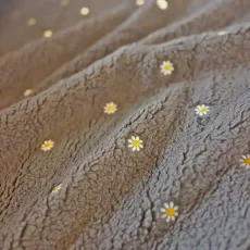 Teddy fleece – tmavě béžový beránek s výšivkou kopretin Teddy fleece – tmavě béžový beránek s výšivkou kopretin