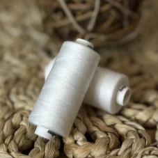 Univerzální polyesterová nit Hagal Unipoly v návinu 500m, krémově bílá