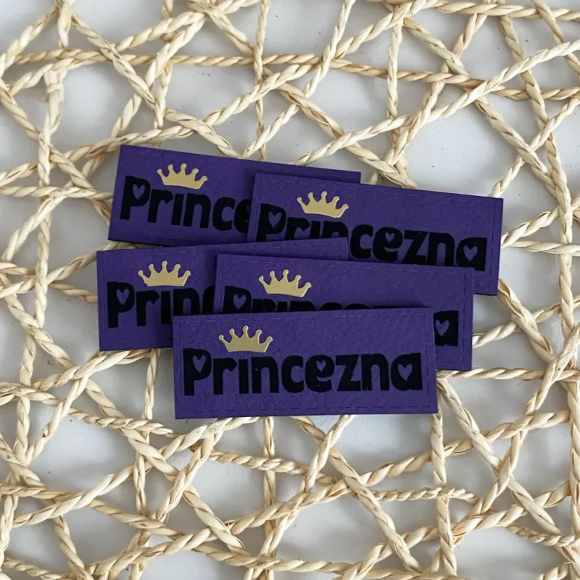 Koženkový štítek s nápisem Princezna a zlatou korunkou z vinylu v fialové barvě