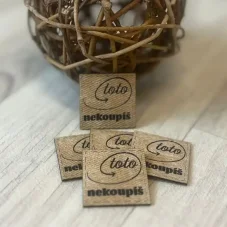 Béžový koženkový štítek s nápisem toto nekoupíš