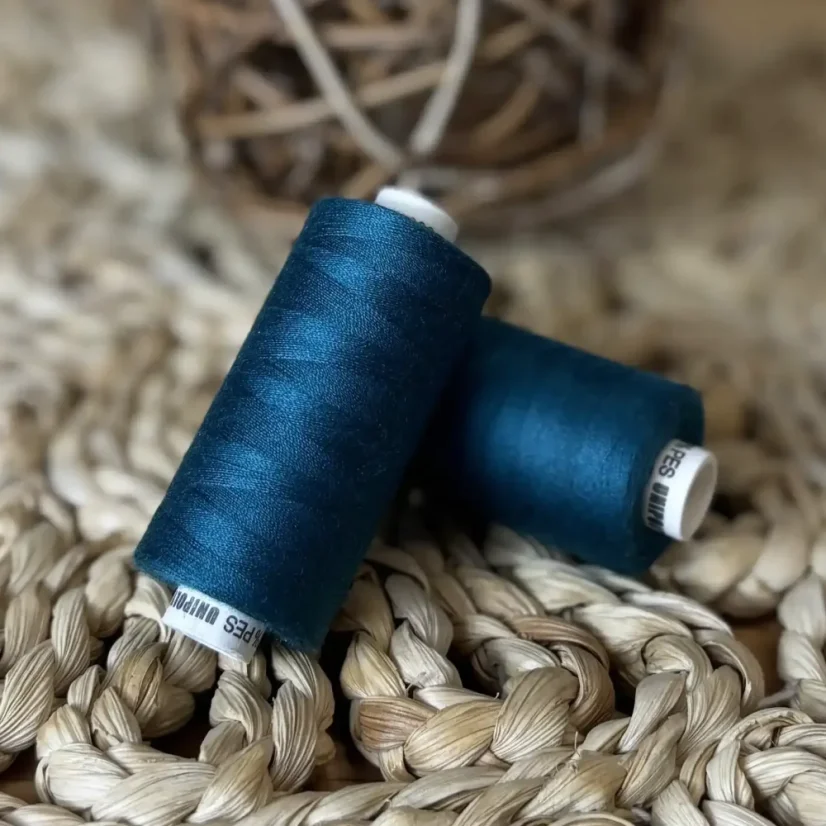 Univerzální polyesterová nit Hagal Unipoly v návinu 500m, cypřišová