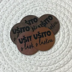 Koženkové štítky Ušito s láskou v kulatém tvaru, mix hnědých barev. Koženkové štítky Ušito s láskou v kulatém tvaru, mix hnědých barev.