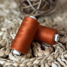 Univerzální polyesterová nit Hagal Unipoly v návinu 500m, chilli Univerzální polyesterová nit Hagal Unipoly v návinu 500m, chilli