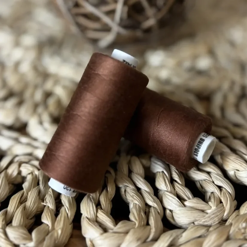 Univerzální polyesterová nit Hagal Unipoly v návinu 500m, srnčí hněď