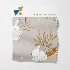 Látka s motivem bílých králíčků a hvězdiček na béžovém podkladu – tisk na objednávku.