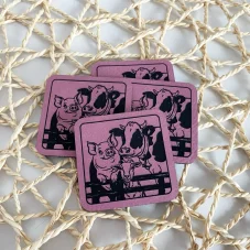 Koženkový štítek s motivem farmy – prasátko, kráva a koza, čtvercový tvar 4×4 cm, berry barva, laserový potisk