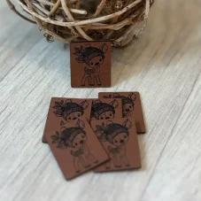 Koženkový štítek Srnečka – kávově hnědý