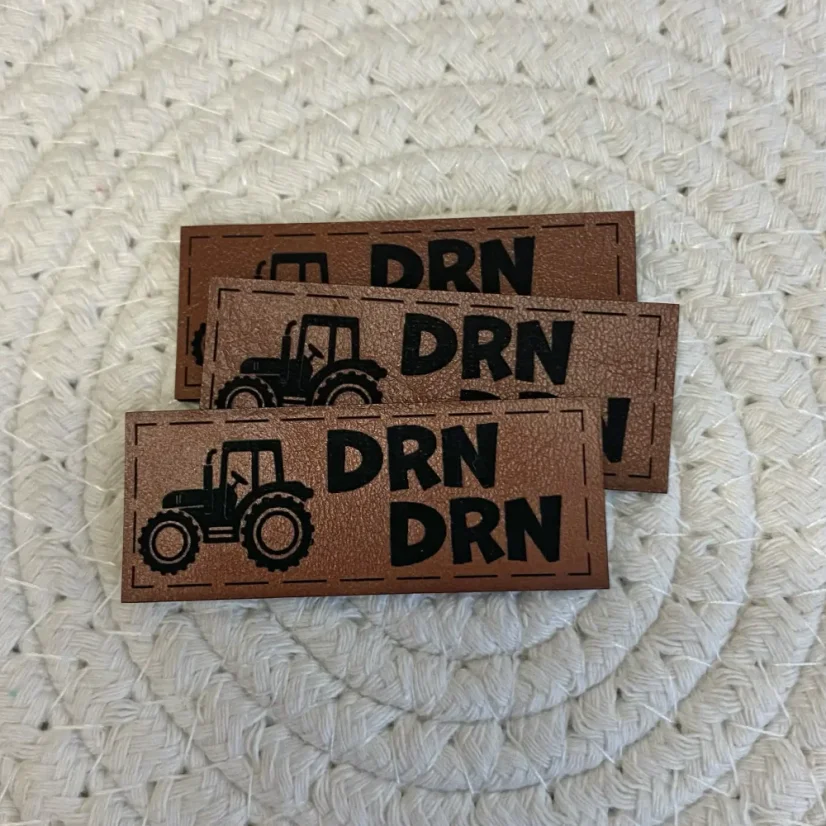 Koženkový štítek Traktor drn drn, barva surová kůže. Pro vaše handmade projekty.