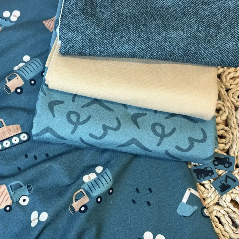 Balíček dětských látek se stavebními auty a kombinovatelnými teplákovinami