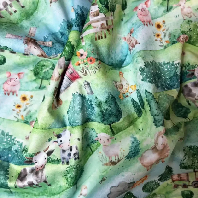 Zimní softshell s motivem venkova – zvířátka, traktor a větrný mlýn v akvarelovém stylu.