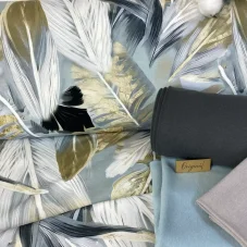 Nepočesaná teplákovina s motivem peříček v odstínech zlaté, černé a šedé, s ladícími jednobarevnými úplety