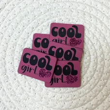 Koženkový štítek Cool Girl v barvě hot pink s třpytivým srdcem z vinylu.