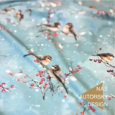 Detail vzoru French Terry s ptáčky, červenými bobulemi a sněhovými tečkami.