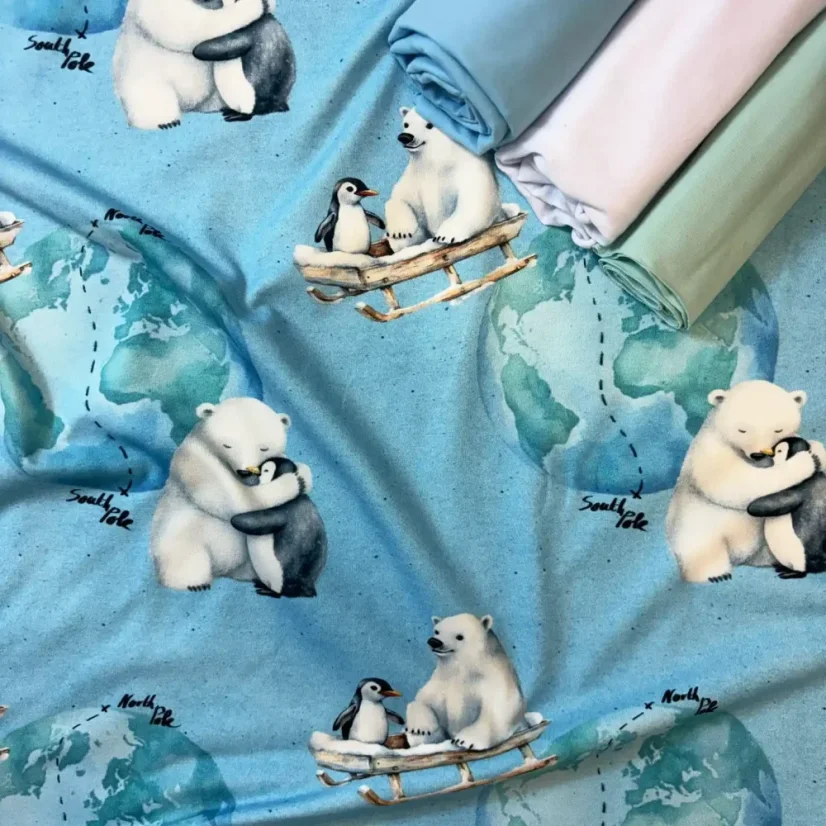 Měkká French Terry teplákovina s elastanem, příjemná na dotek, s jemným digitálním tiskem.