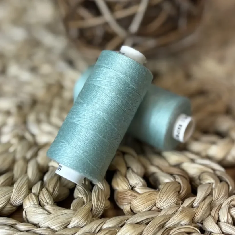 Univerzální polyesterová nit Hagal Unipoly v návinu 500m, pistáciová