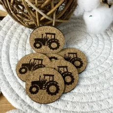 Kulatý koženkový štítek s motivem traktoru v korkovém vzhledu, vhodný na dětské oblečení nebo doplňky. Kulatý koženkový štítek s motivem traktoru v korkovém vzhledu, vhodný na dětské oblečení nebo doplňky.