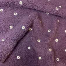 Hebký beránek v ostružinové barvě s drobnými bílými květy