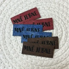 Koženkové štítky s nápisem „Mně jebne“ v červené, modré a hnědé barvě Koženkové štítky s nápisem „Mně jebne“ v červené, modré a hnědé barvě