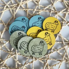 Kulaté koženkové štítky s ovečkou – žluté, mint a zelené varianty, průměr 3 cm, laserový gravír na handmade výrobky