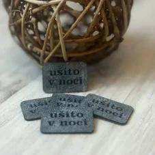 Jeansově šedý koženkový štítek s nápisem ušito v noci