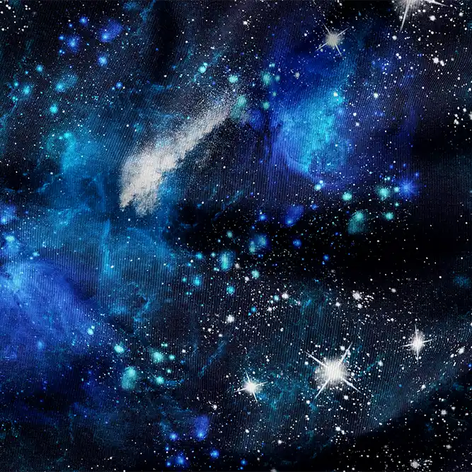 Detail vesmírného úpletu s hvězdami, galaxií a modrými světelnými mlhovinami.