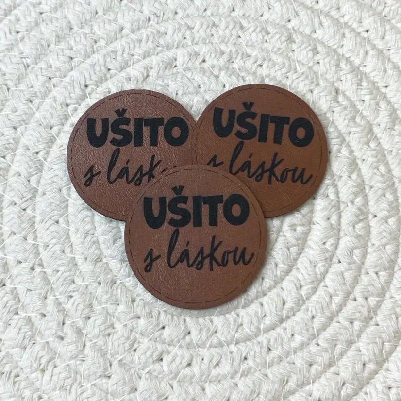 Koženkové štítky Ušito s láskou v kulatém tvaru, mix hnědých barev.