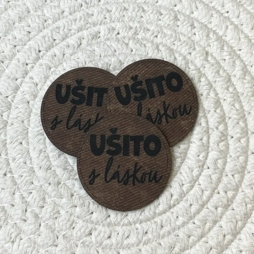 Koženkové štítky Ušito s láskou v kulatém tvaru, mix hnědých barev.