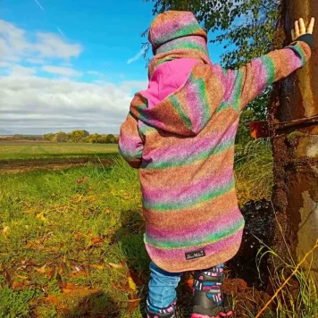 Duhová teplákovina s rybí kostí – originální látka pro mikiny, šaty i dětské oblečení