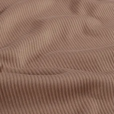 Detailní pohled na strukturu žebrovaného úpletu v oříškové barvě