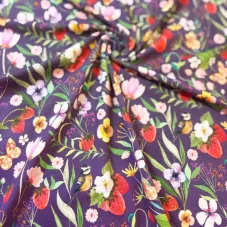 Bavlněný úplet s motivem sýkorek, květin a jahod na fialovém podkladu