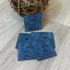 Koženkový štítek Stronger Together s motivem medvídků – modrý jeans