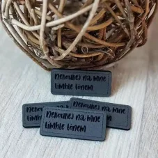 Šedý koženkový štítek s nápisem Nekoukej na mě tímhle tónem – detail produktu.