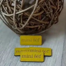 Koženkový štítek mini šéf ve žluté barvě – detail produktu.
