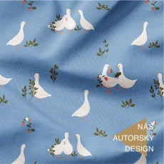 Bavlněný úplet s autorským motivem bílých husiček na džínově modrém podkladu.