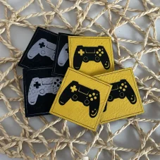 Koženkový štítek Gamer s ovladačem, různé barvy