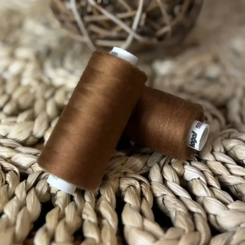 Univerzální polyesterová nit Hagal Unipoly v návinu 500m, perníková hněď